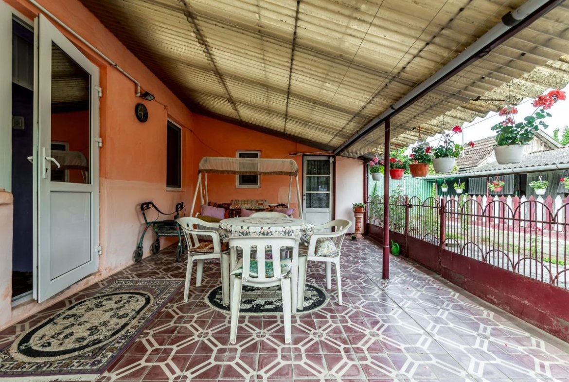 Casa 3 camere, bucatarie si baie, in zona centrala din Chisineu-Cris