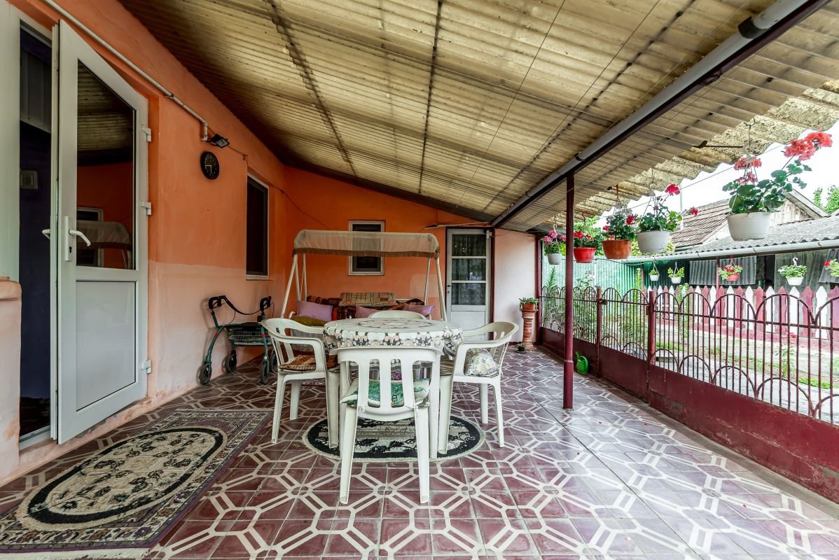 fc064407114c4f4cba4231c512d2ef59 Casa 3 camere, bucatarie si baie, in zona centrala din Chisineu-Cris