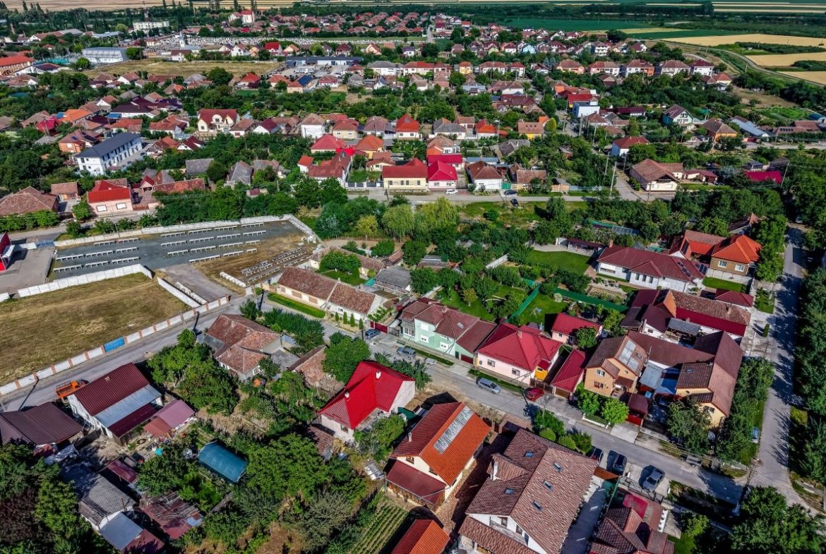 Casa 3 camere, bucatarie si baie, in zona centrala din Chisineu-Cris