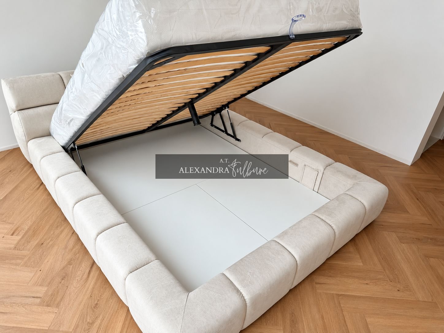 Apartament 3 camere, 3 bai, 84 mp+ terasa 71 mp, garaj