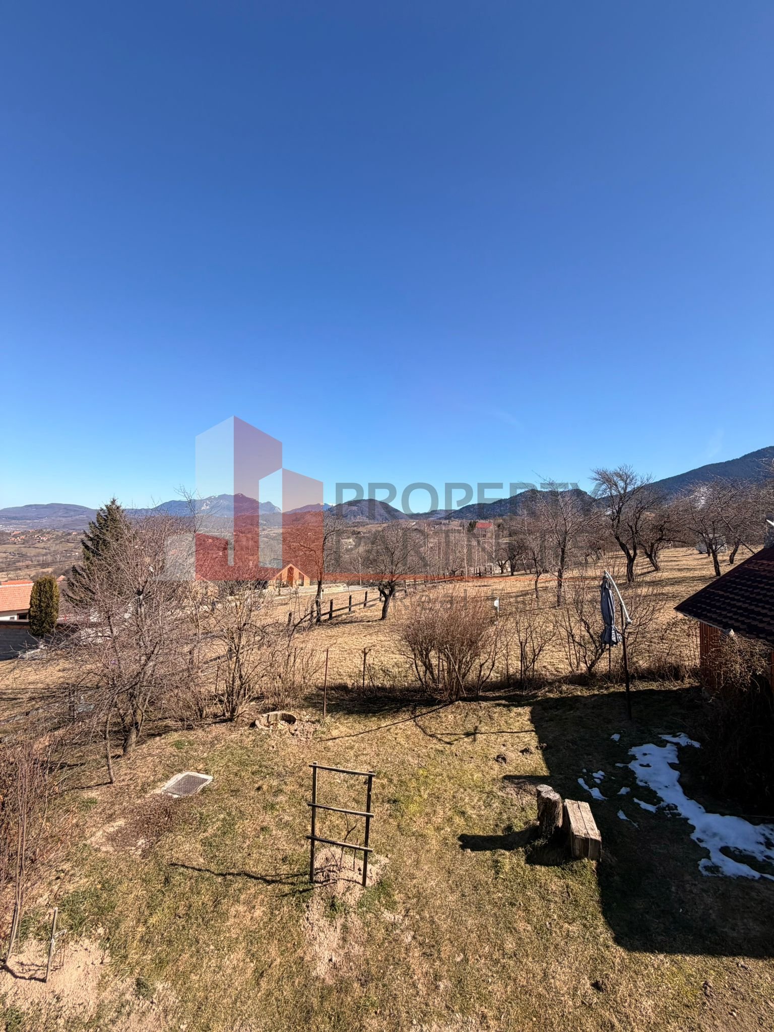 Casă tradițională cu 1800 mp teren  în Sohodol, Bran | Priveliște superba