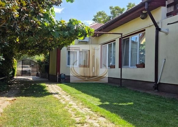 Casă din cărămidă cu spațiu comercial la stradă, garaj și curte