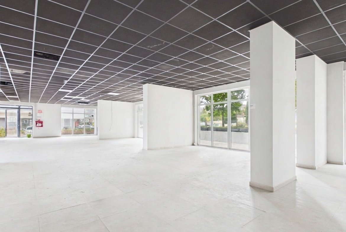 Spațiu comercial 220 mp, 9 parcări, Oradea