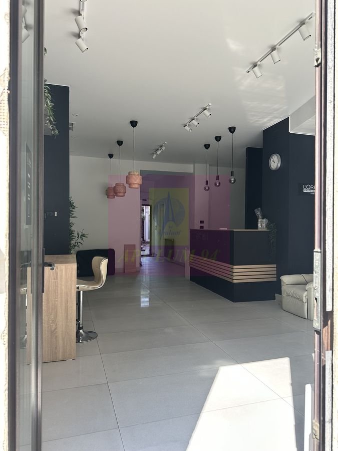 0280ea592ad64854b603b2aefc4c4360 Spațiu comercial de închiriat – 176 mp | Vitrină și acces stradal