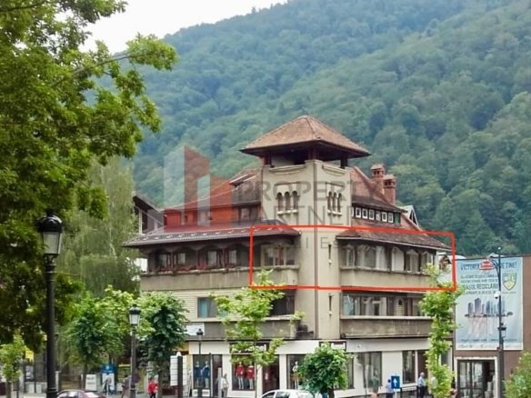Apartament 3 camere, Bd. Carol I, vizavi de Hotel Montana, centrul Sinaiei