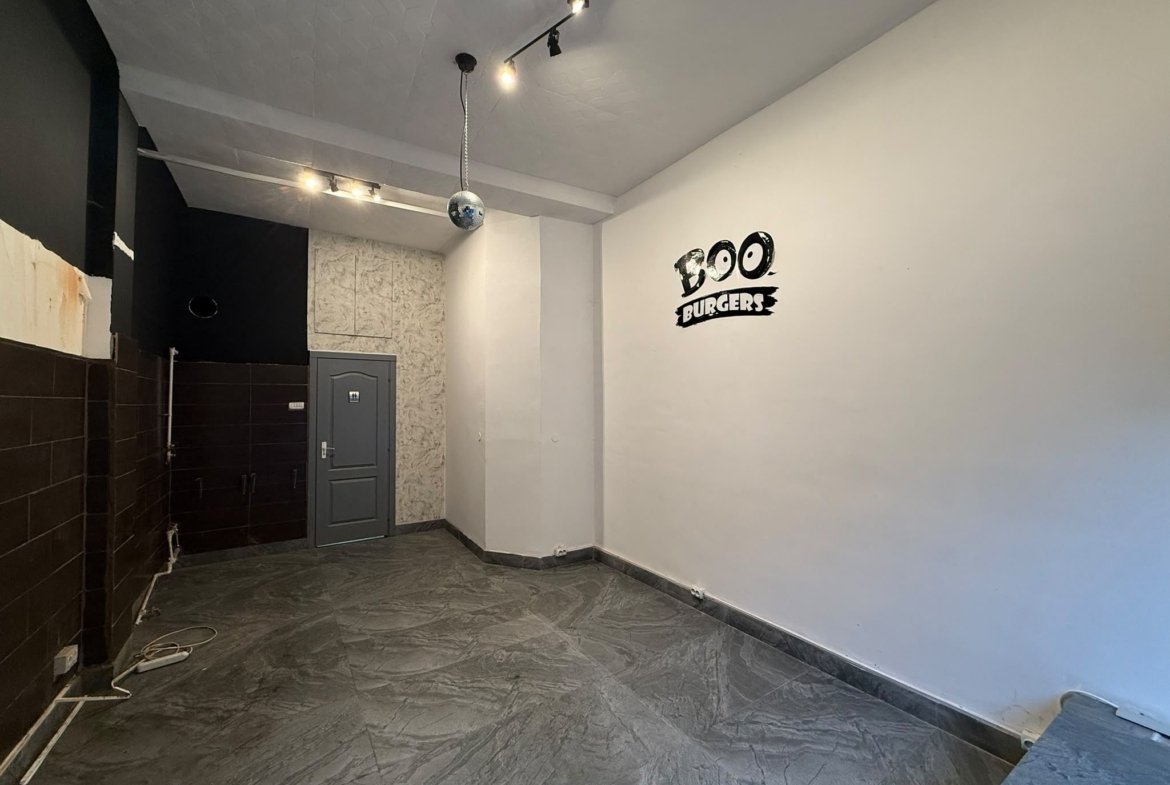 Spațiu comercial cu vitrină și acces stradal /Universitate – Colței
