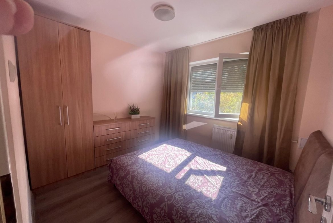Ap 3 camere, renovat, mobilat, utilat, etaj 2, Rogerius-Pret 93900 eur