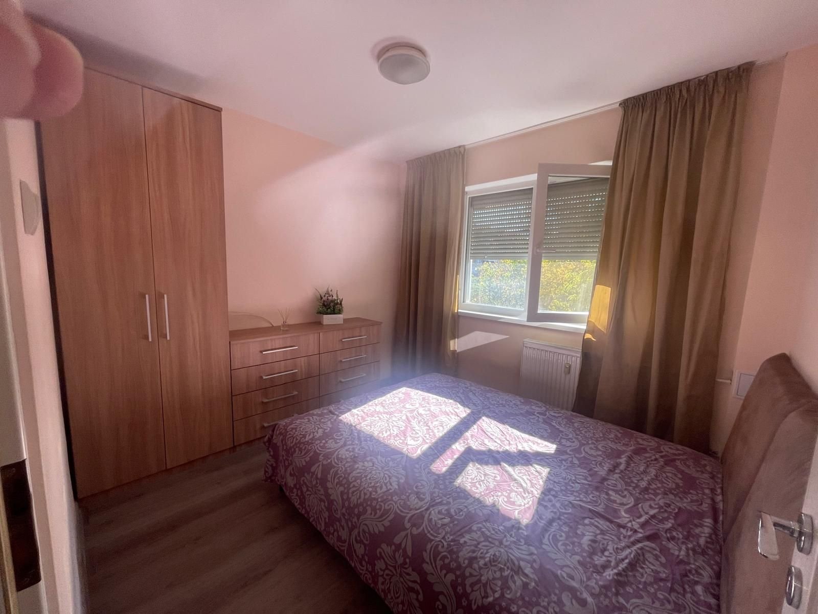 Ap 3 camere, renovat, mobilat, utilat, etaj 2, Rogerius-Pret 93900 eur