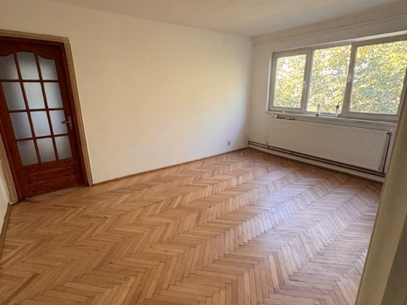 Apartament 3 camere renovat, cu centrală proprie, zona Dacia