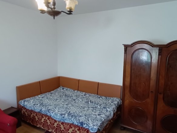 Apartament de închiriat la curte comună chiar în Complexul Studențesc
