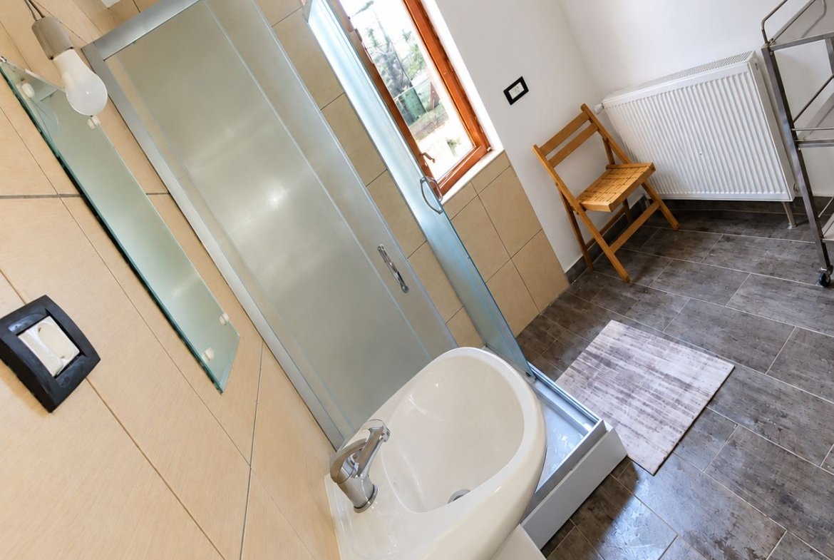 Casă cu grădină, saună și ciubăr în Băile Herculane | 2 zone de locuit