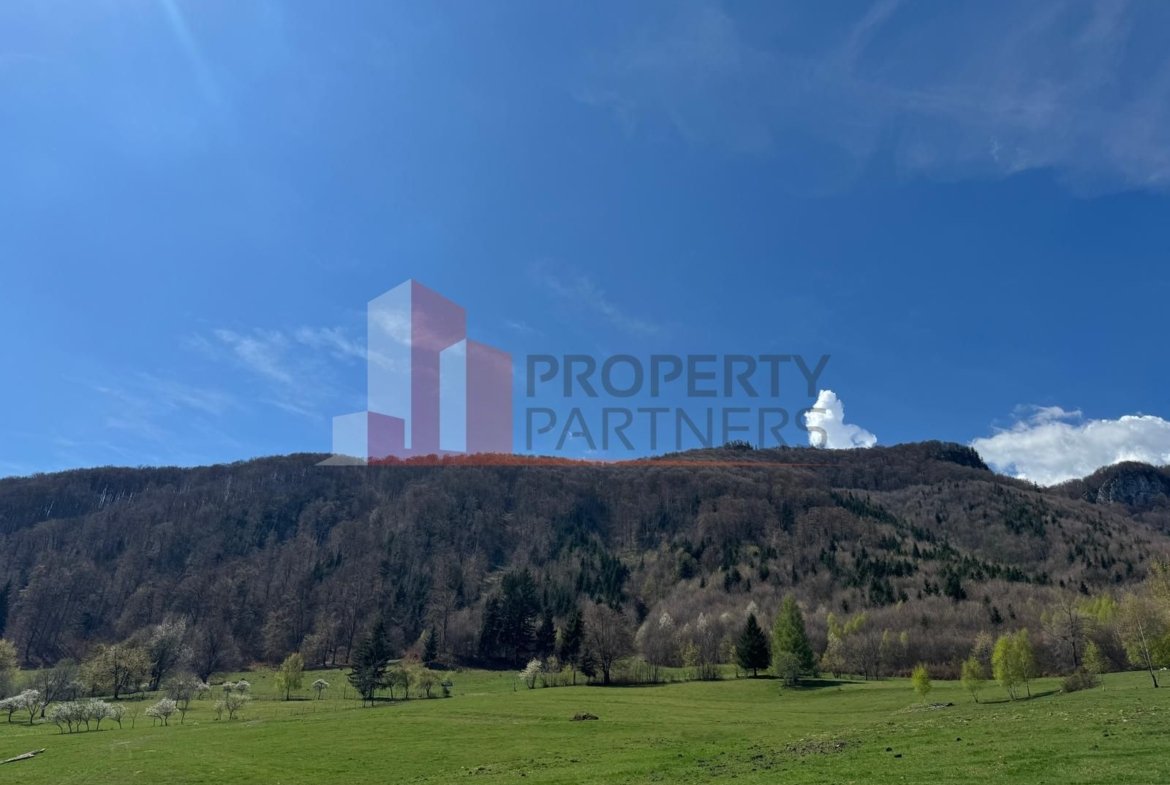 Terenuri Bran – Predelut  Priveliște către Bucegi și Postăvaru
