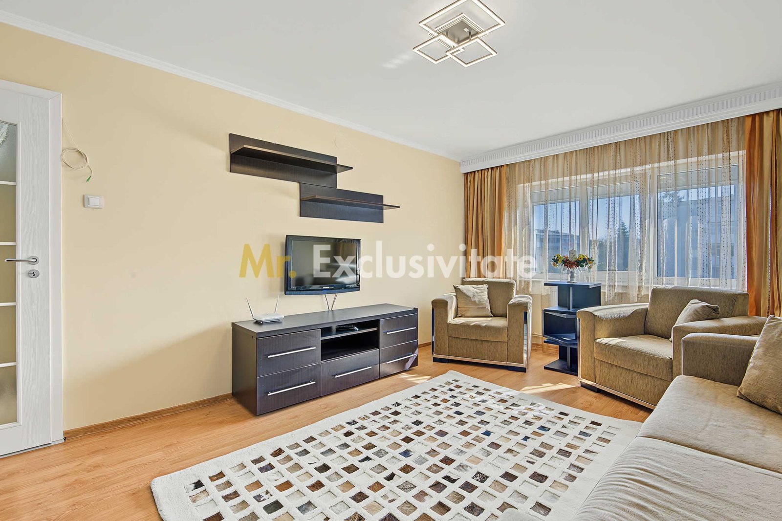 0a62e73a9d3e4726915adfbcd921f9c0 Central-Eremia, ap. 3 camere, 2 băi + boxă,proaspăt zugrăvit, et.2