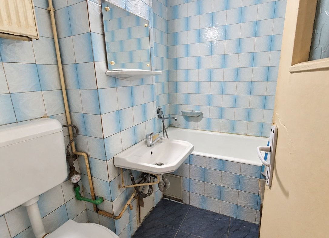 Apartament cu 3 camere decomandate, centrală proprie și logie |