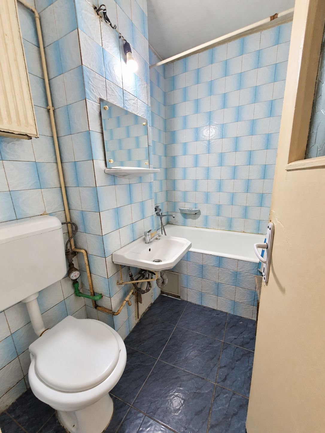 0d9188962e3f468880d0130f0a4a79c4 Apartament cu 3 camere decomandate, centrală proprie și logie |