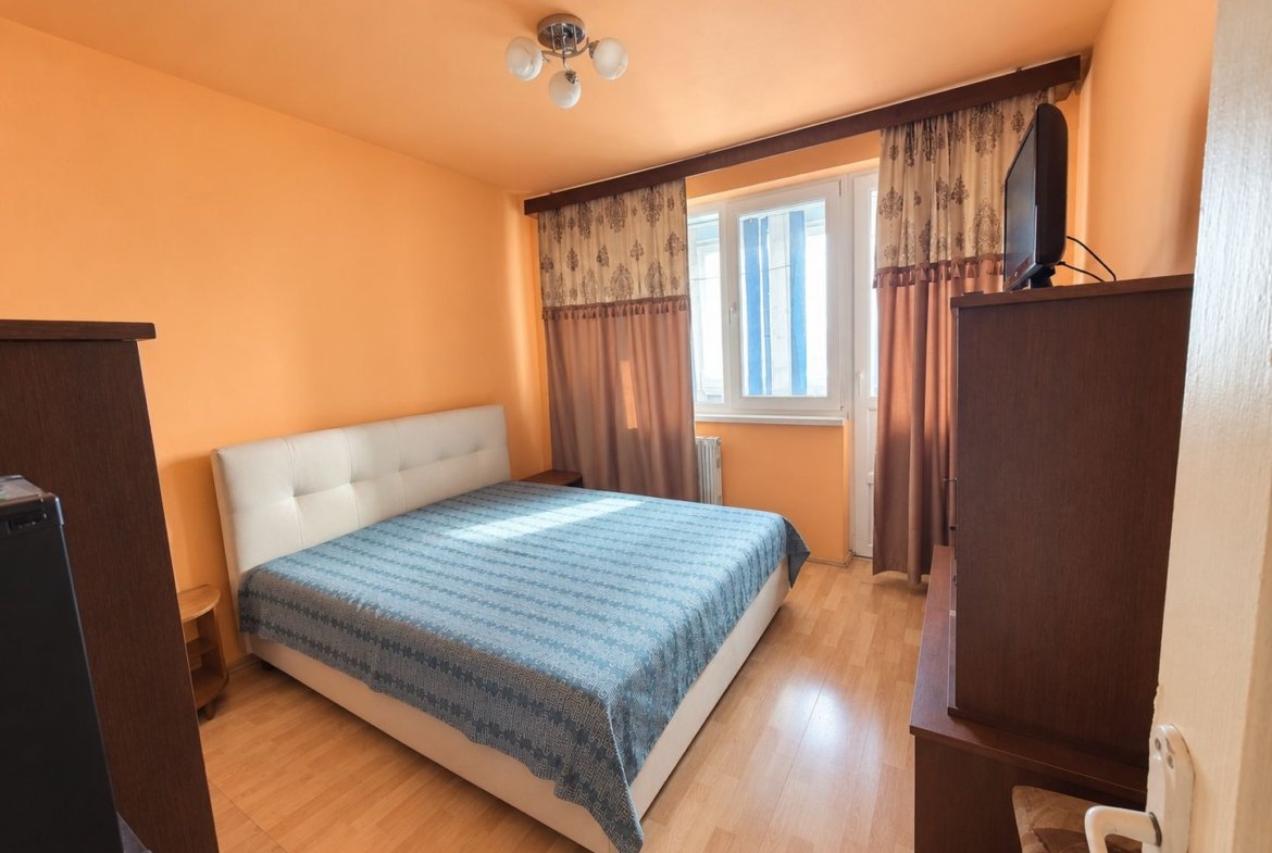 Apartament cu 3 camere decomandate, centrală proprie și logie |