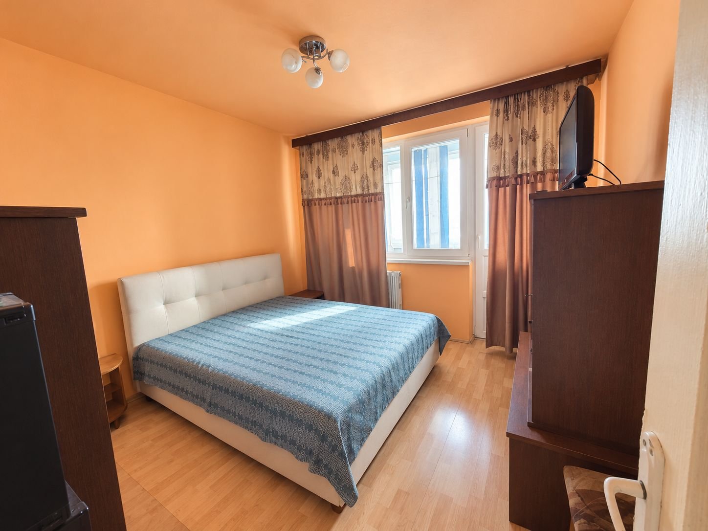 10fffb24004247bbaf442805a4714a41 Apartament cu 3 camere decomandate, centrală proprie și logie |