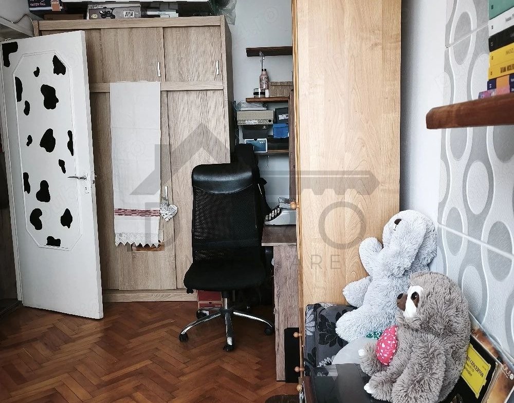 vând apartament cu 3 camere in Tudor zona Fortuna