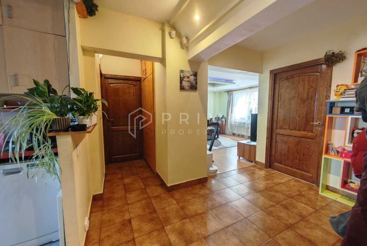 Apartament Spațios cu 3 Camere (76 mp Utili), 2 Băi și Vedere Însorită