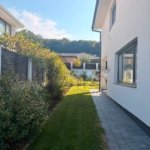 Acasă, aproape de pădure — casă cu grădină în stil britanic, de vânzare în Corunca