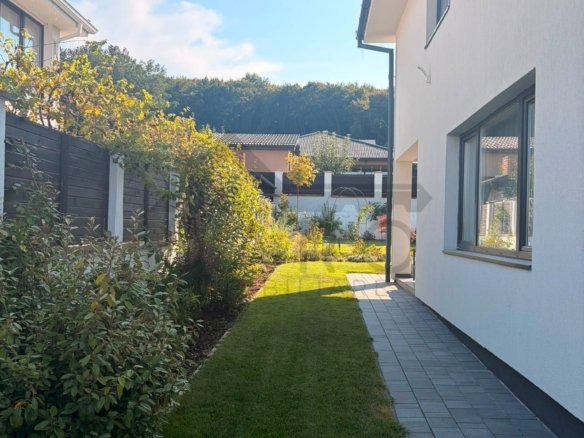 Acasă, aproape de pădure — casă cu grădină în stil britanic, de vânzare în Corunca