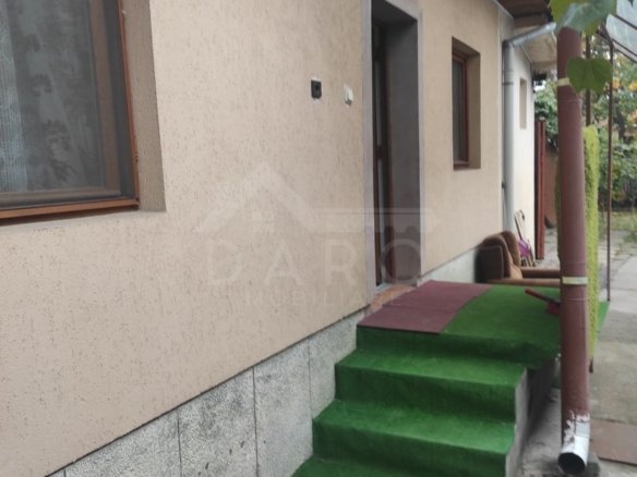 De inchiriat apartament la casa