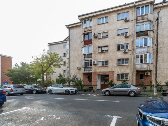 Apartament decomandat, 2 camere, Alfa, la 2 pași de stația de tramvai