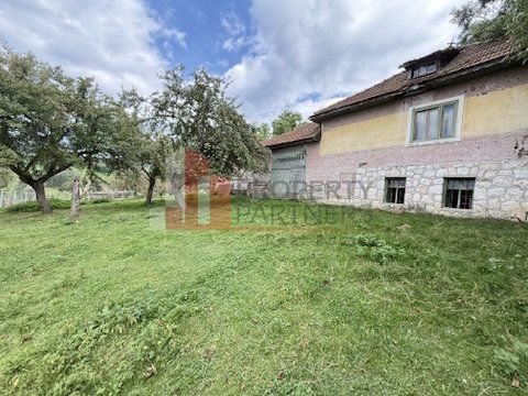Teren intravilan 3.000 mp cu casă tradițională – Bran, sat Poarta