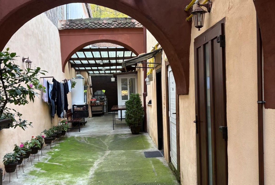 Apartament cu doua camere de vanzare in Piata Sfatului