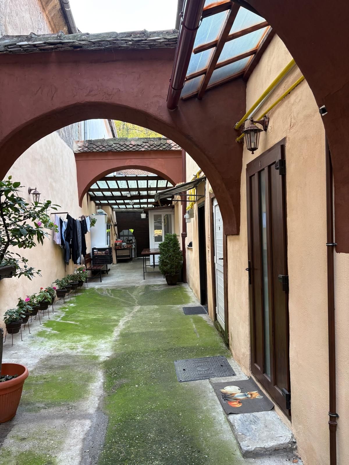 1ccbe19327d84eb5b8f4890647e43606 Apartament cu doua camere de vanzare in Piata Sfatului