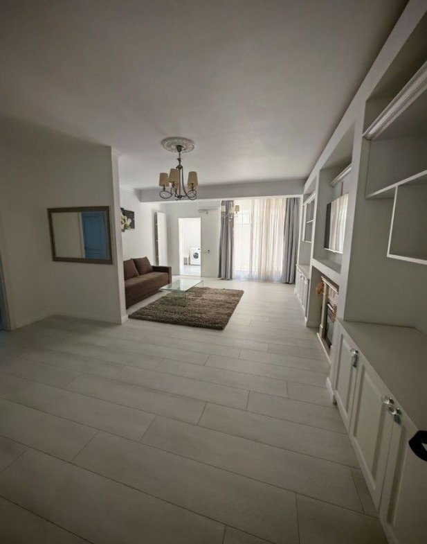 Vand apartament 3 camere in zona Aviatiei (parcare inclusa).