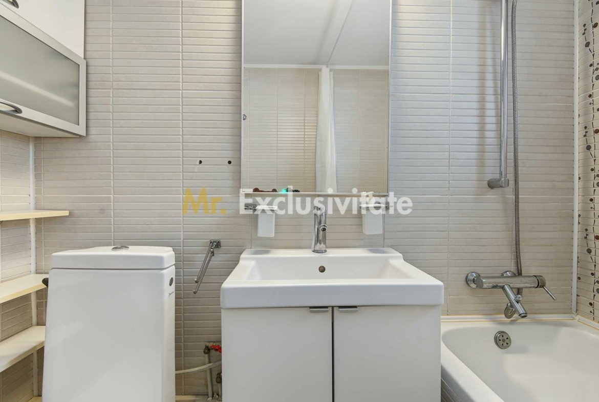 Central-Eremia, ap. 3 camere, 2 băi + boxă,proaspăt zugrăvit, et.2