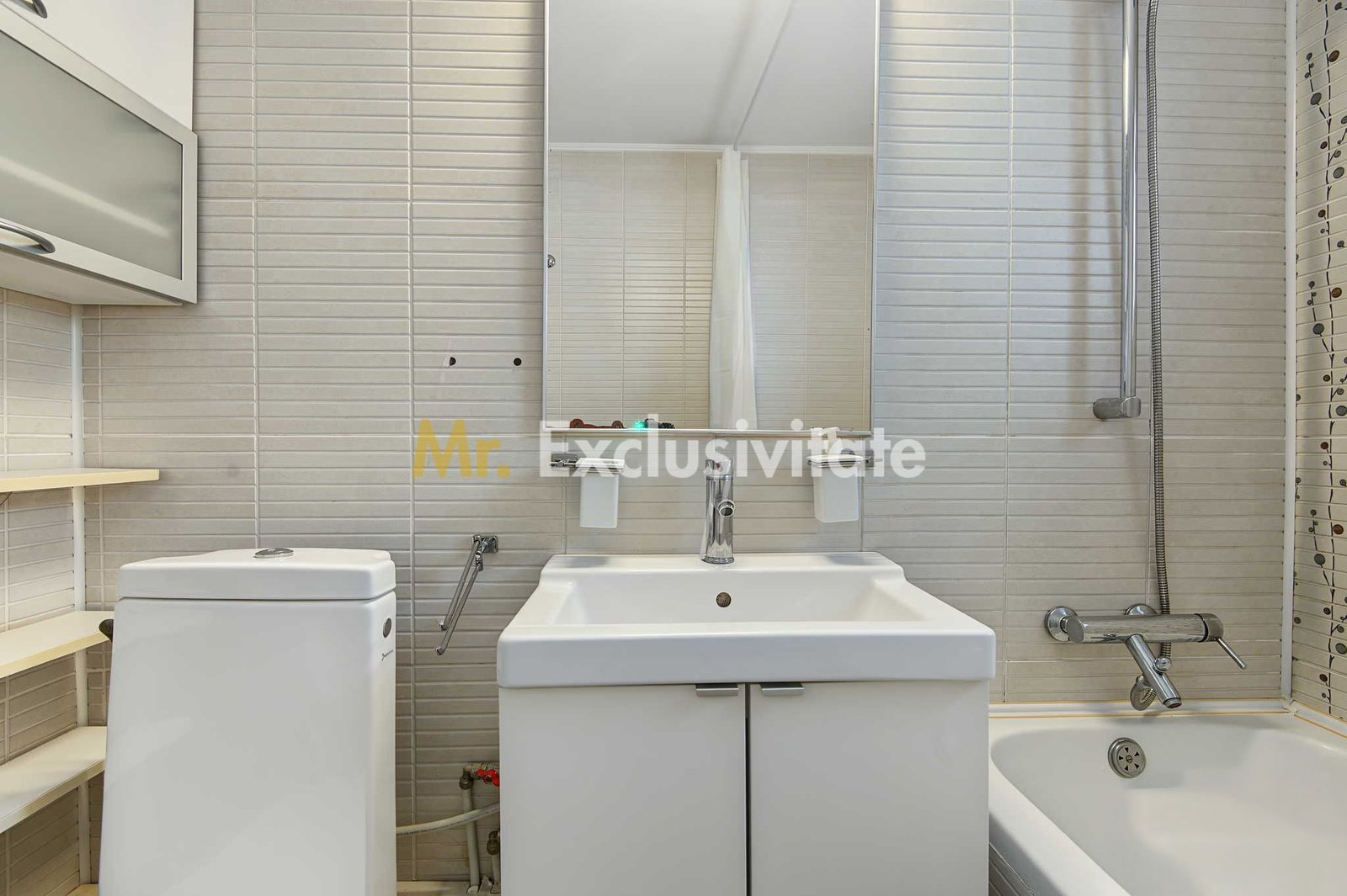 1f3b3fc5c2604f24ac0dfb1ffff1158f Central-Eremia, ap. 3 camere, 2 băi + boxă,proaspăt zugrăvit, et.2