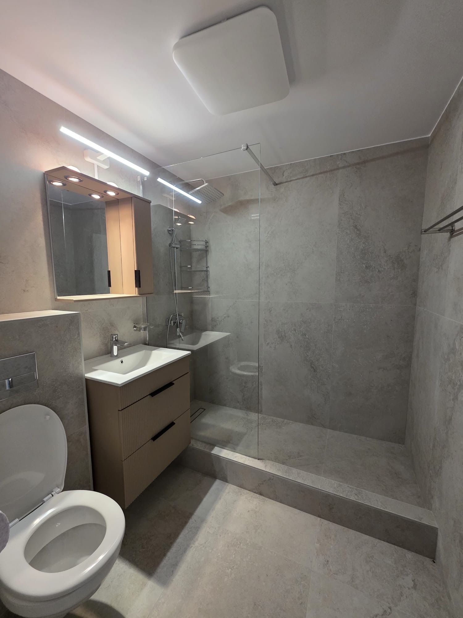 Apartament 3 camere de inchiriat