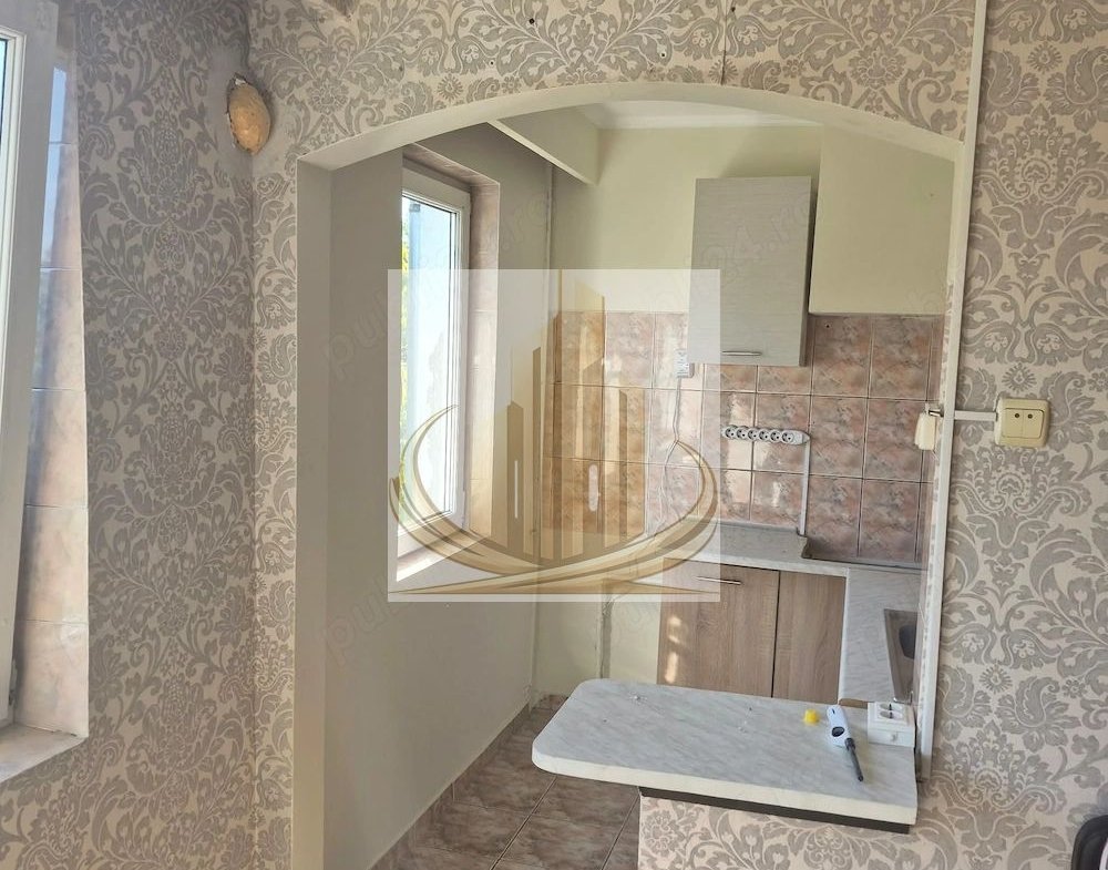 Apartament 3 camere, 40 mp utili, etaj 4/4, acoperiș, zona Șagului