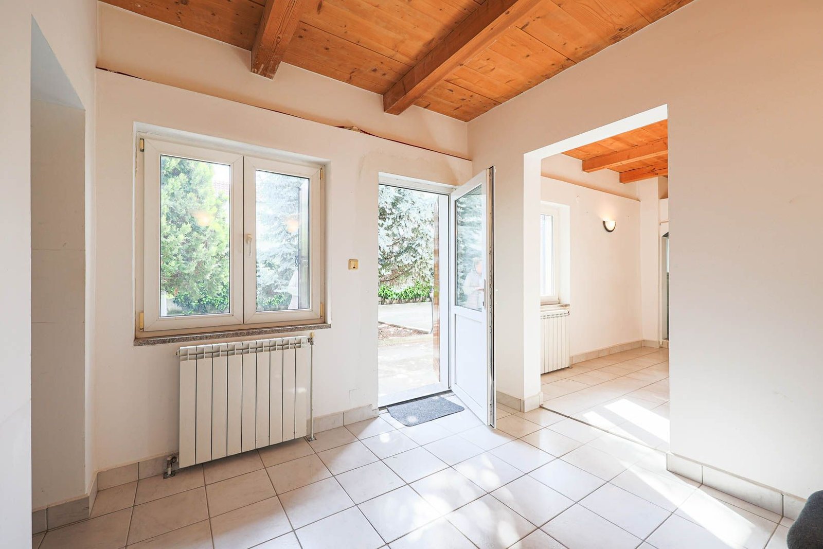 219ab486f1de41d49d05dc00513ee739 Vilă 5 camere, teren 1.500 mp cu livadă, garaj dublu