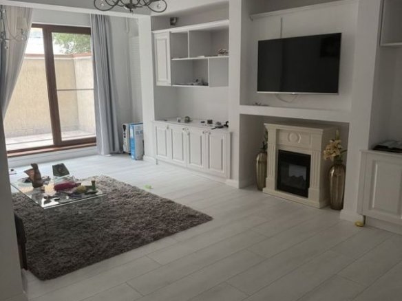 Vand apartament 3 camere in zona Aviatiei (parcare inclusa).