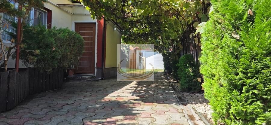 Casă din cărămidă cu spațiu comercial la stradă, garaj și curte