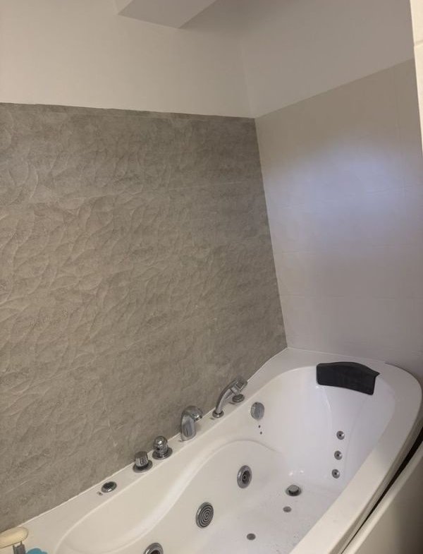 Vand apartament 3 camere in zona Aviatiei (parcare inclusa).