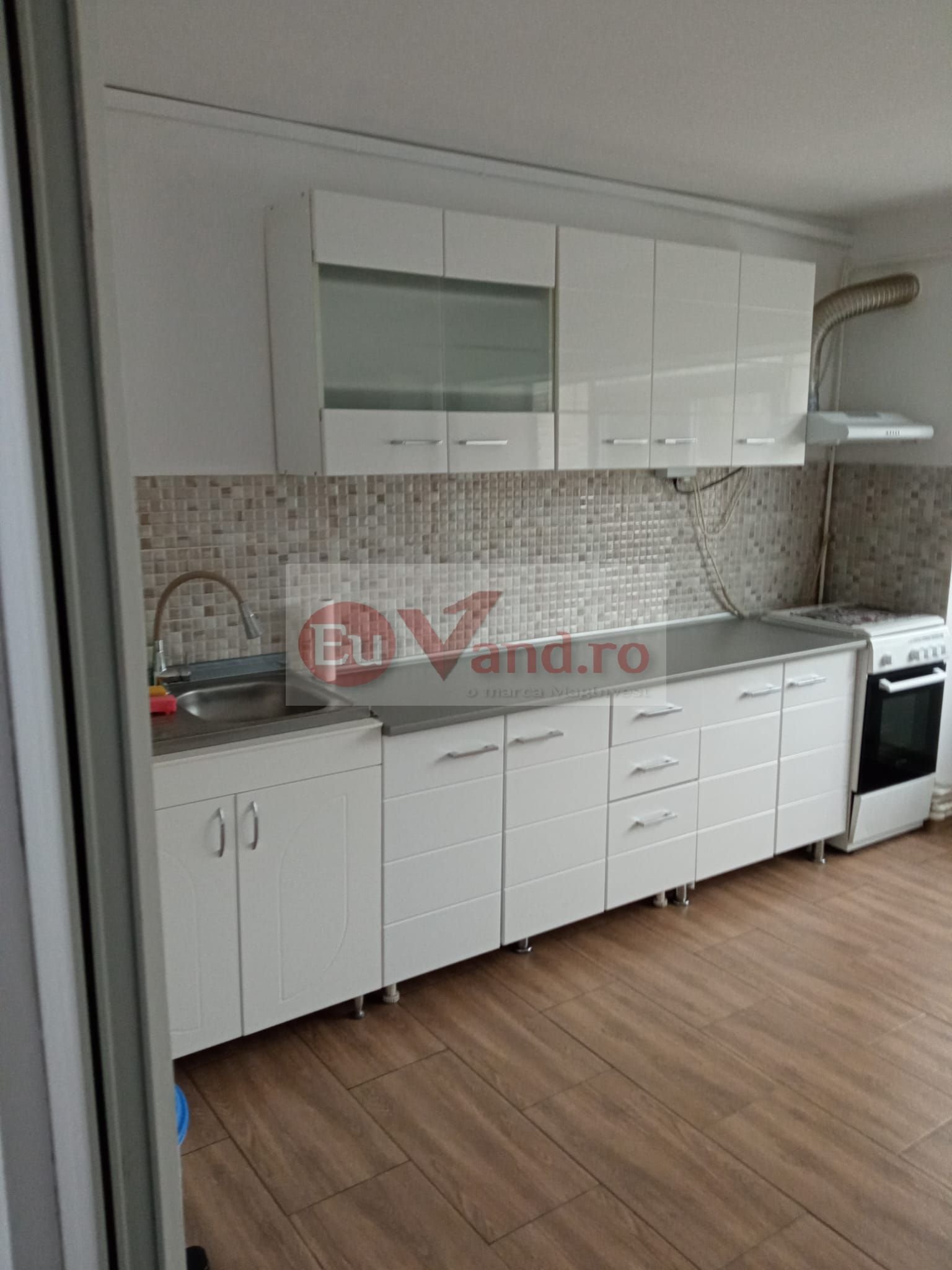 De inchiriat apartament cu 3 camere ICF, langa Scoala nr. 12, parter, 500 E