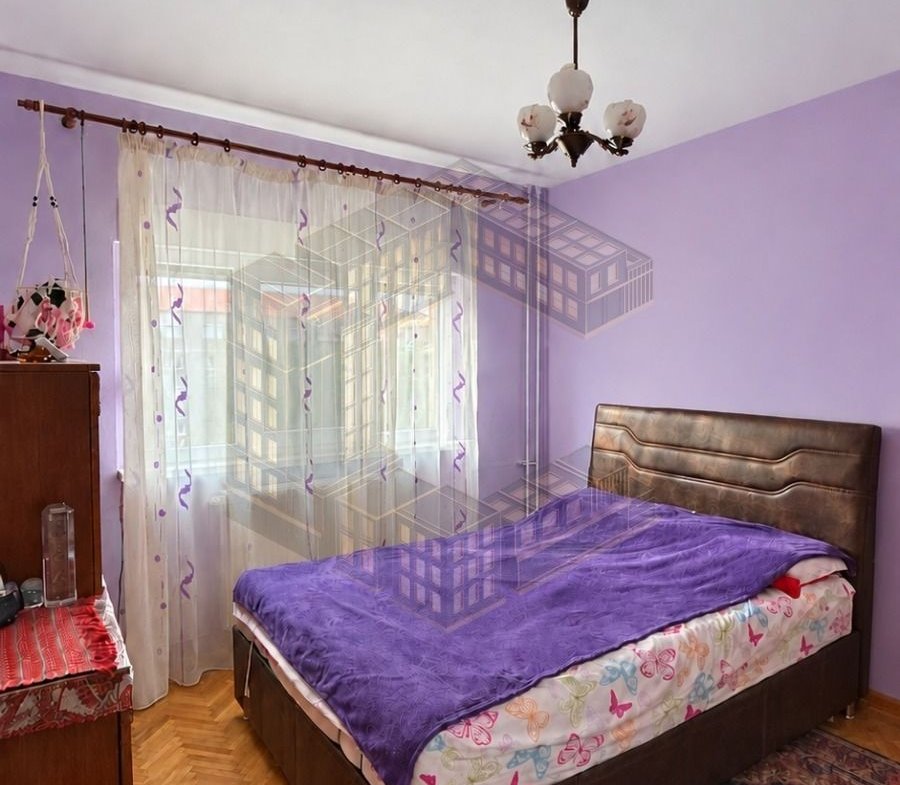 Apartament cu 3 camere, decomandat, centrala,etaj intermediar, Lipovei