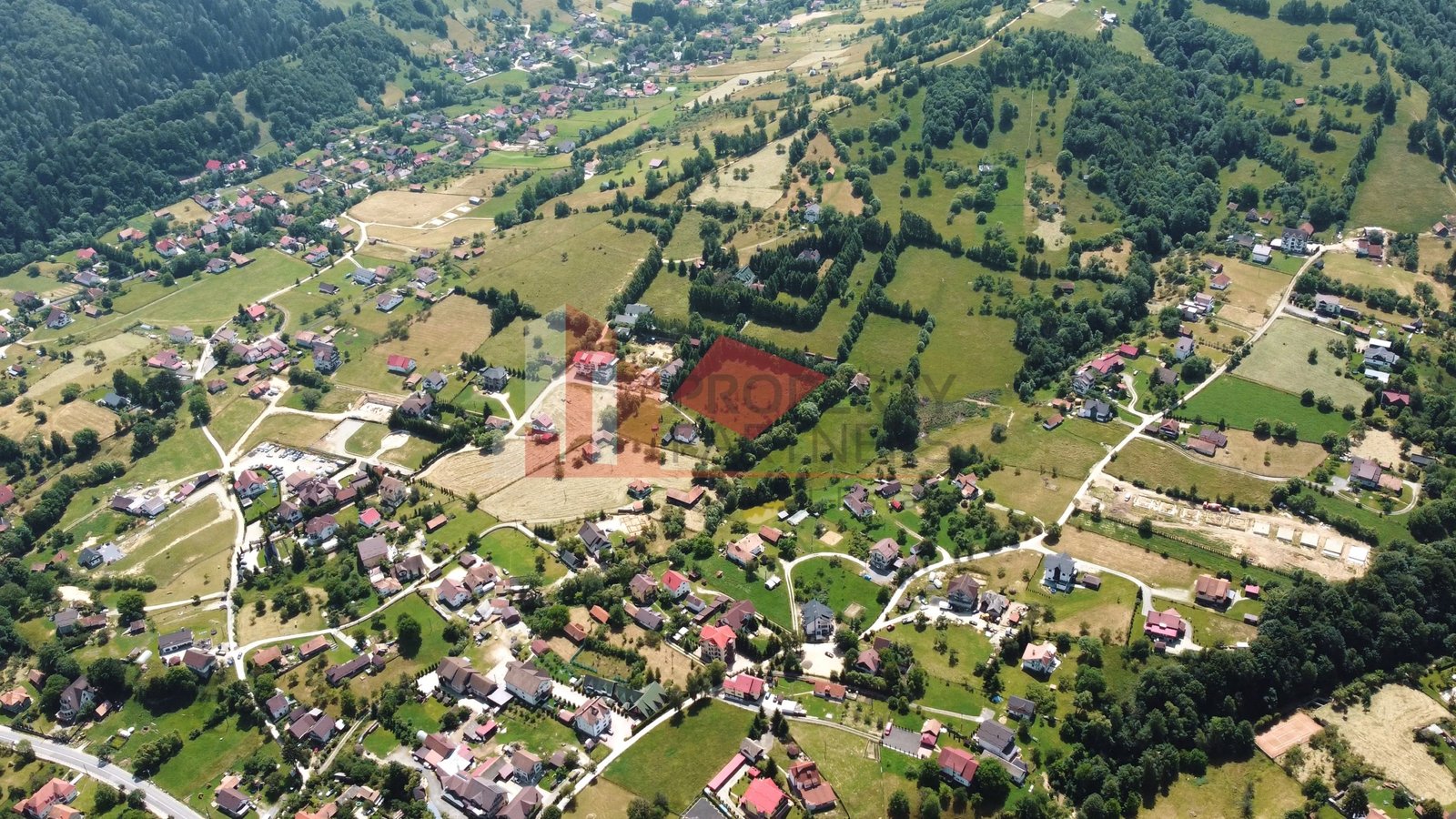 2a695ed58ca74beba3bbfebf00e1fd2d Teren intravilan Bran 2.772 mp | Vedere Piatra Craiului | Potrivit pentru cabane