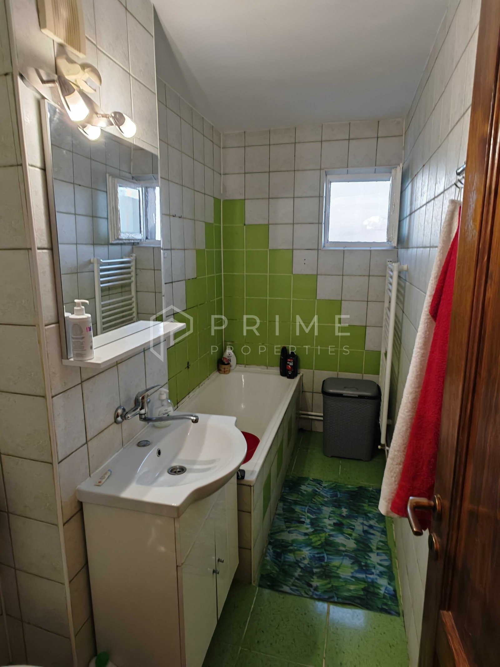 2ac2ec87f9fc4d6b83172166238ca209 Apartament Spațios cu 3 Camere (76 mp Utili), 2 Băi și Vedere Însorită