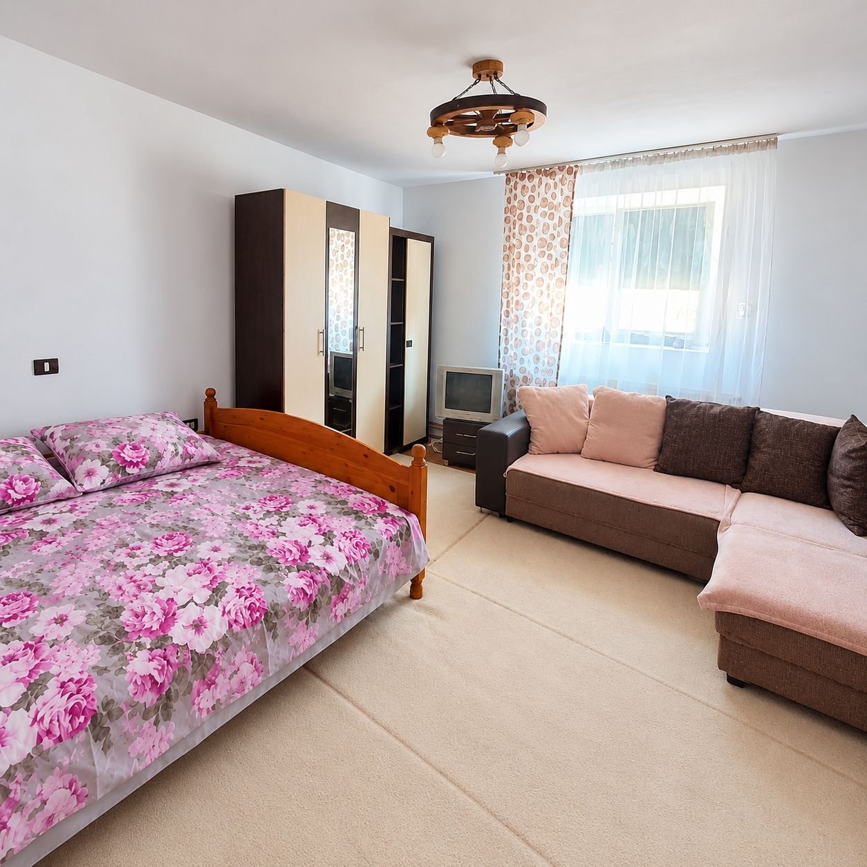 2bd6fc673b9441a780d06f6ce8d59fe0 Casă cu grădină, saună și ciubăr în Băile Herculane | 2 zone de locuit