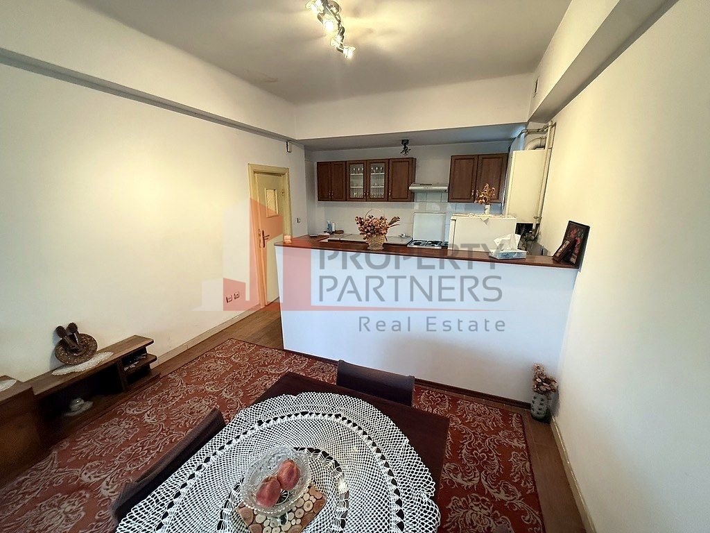 Apartament 3 camere, Bd. Carol I, vizavi de Hotel Montana, centrul Sinaiei