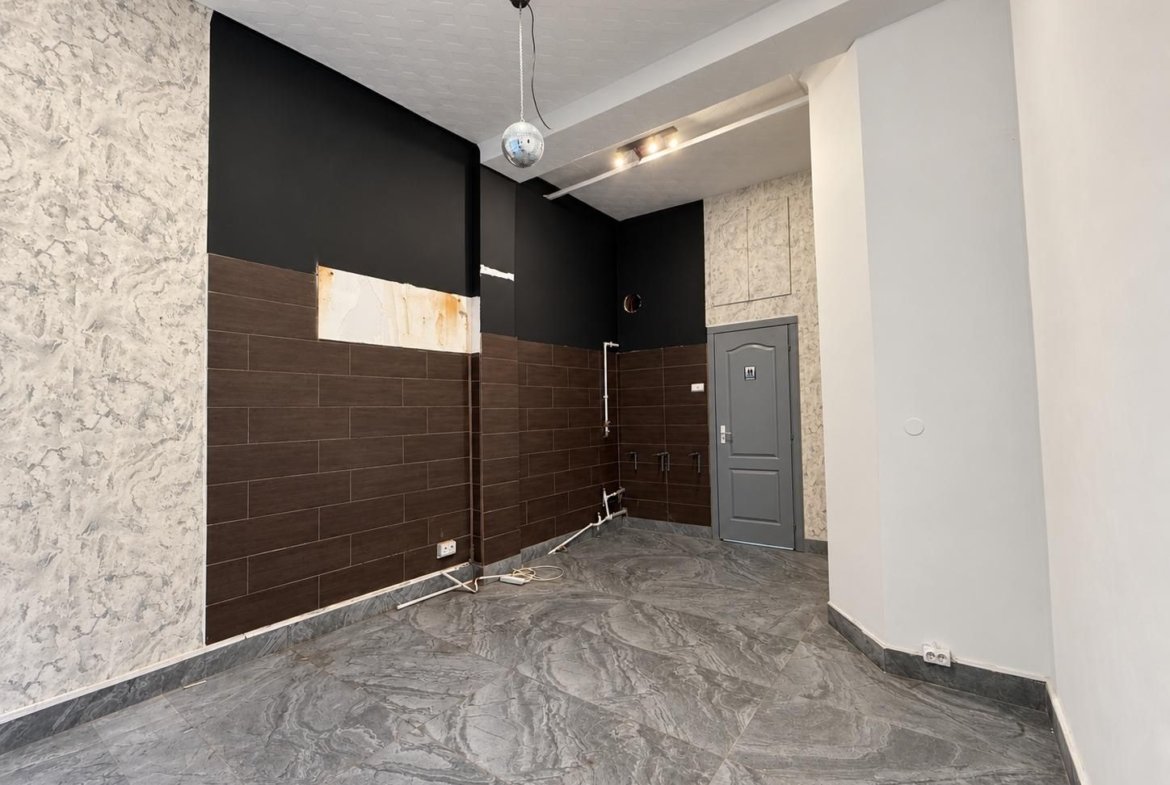 Spațiu comercial cu vitrină și acces stradal /Universitate – Colței
