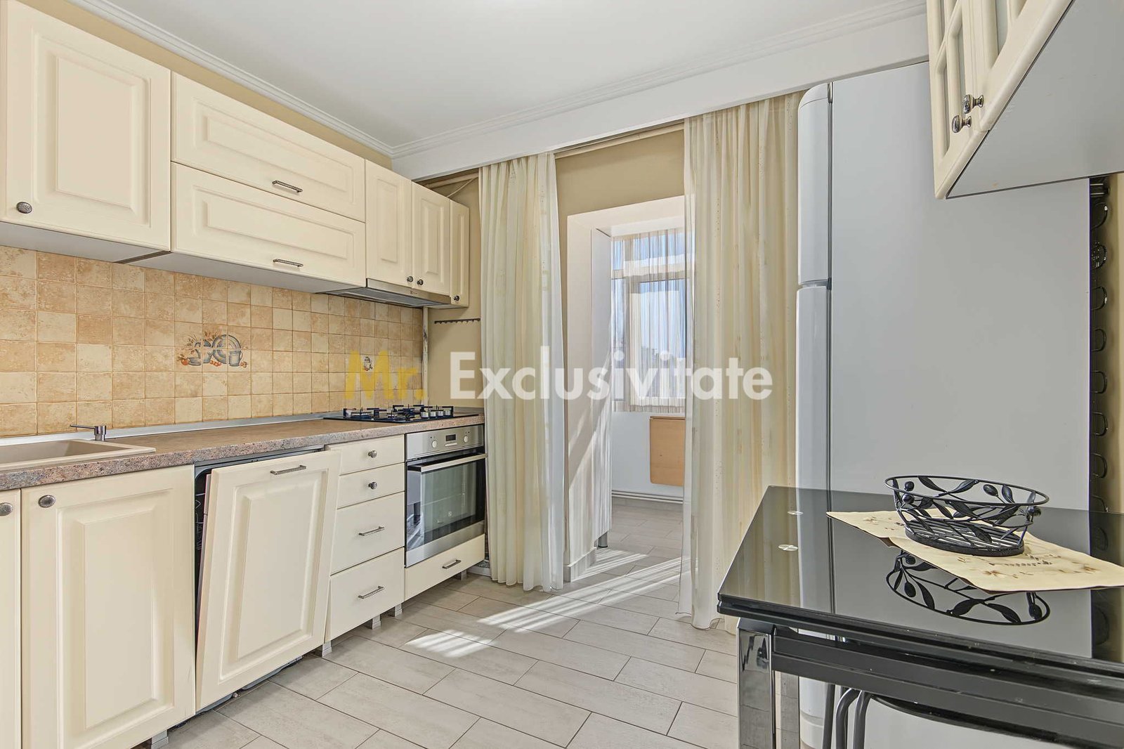 33c2d7843b9147148a8a7a07c32e8b28 Central-Eremia, ap. 3 camere, 2 băi + boxă,proaspăt zugrăvit, et.2