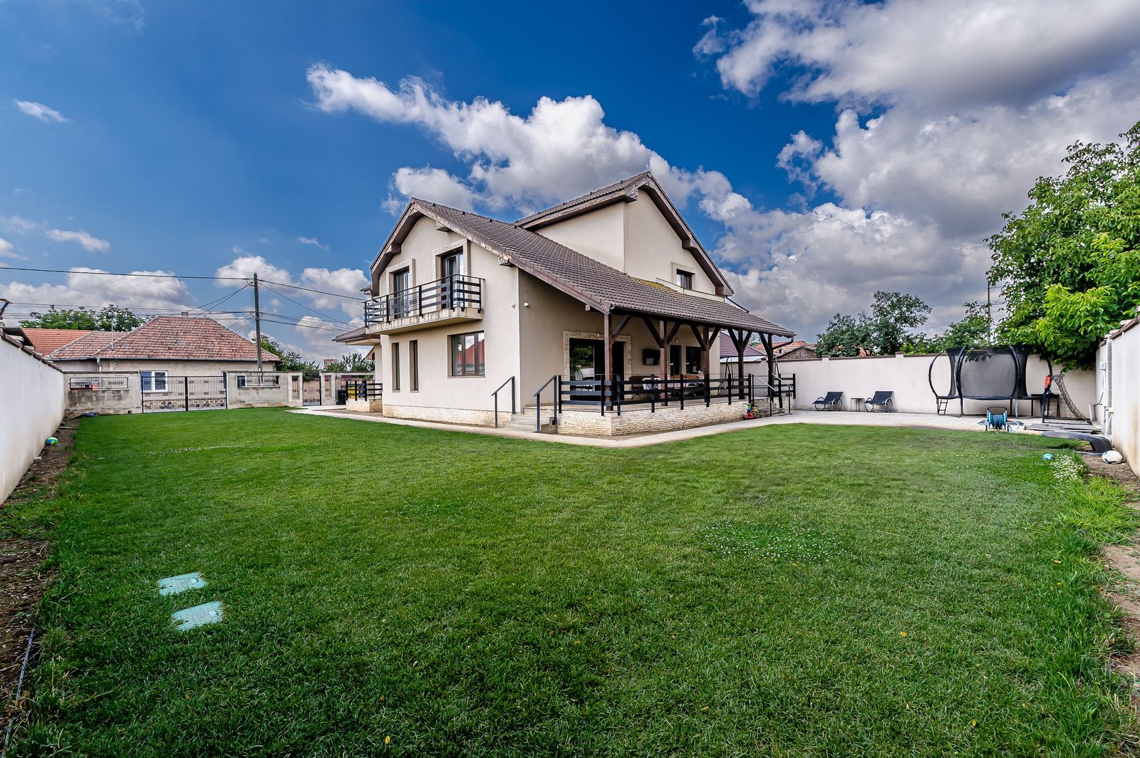 340734521ab24f34808b9b5984413473 Vilă de lux, pentru o familie numeroasă, Spațiu, confort și intimitate