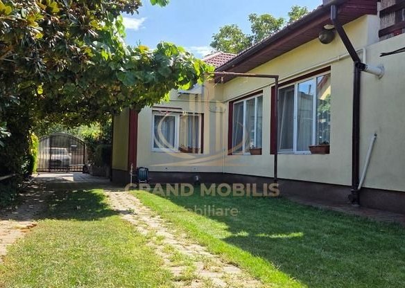 Casă din cărămidă cu spațiu comercial la stradă, garaj și curte