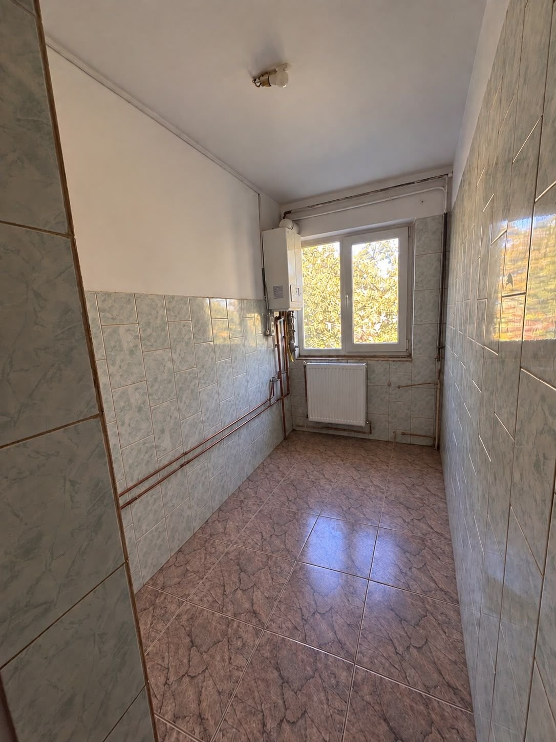 3aa0e04edb6b402fb00cc46769e62efa Apartament 3 camere renovat, cu centrală proprie, zona Dacia